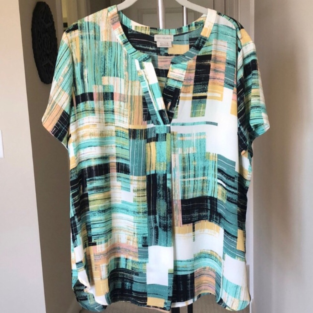 Flowy lightweight blouse. Short sleeves. Geometric pattern.